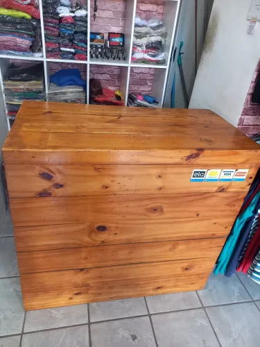 Balcão de madeira para loja