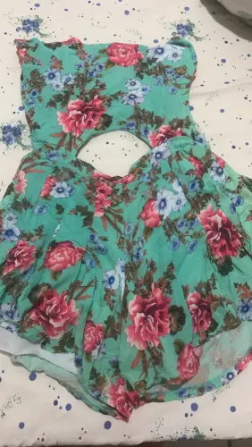 Macacão Floral com Decote