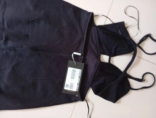 Vestido preto com detalhes