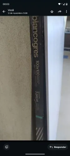 Porcelanato na cor cinza claro 