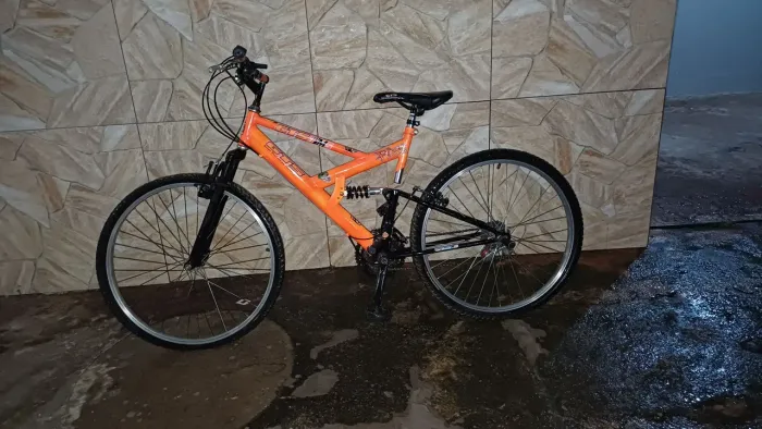 Bicicleta aro 26 com suspensão 