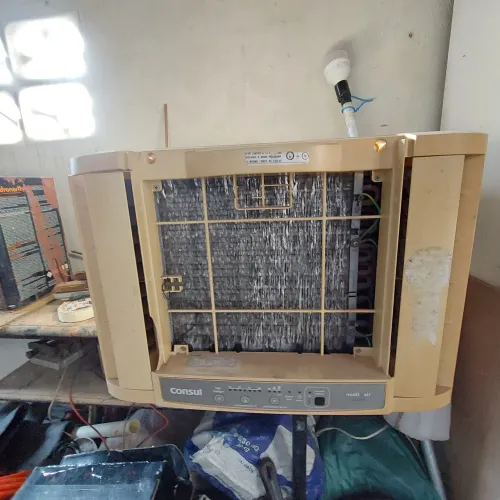 Vendo ar 10000 btus funcionando só tem q trocar o plástico da frente q custa 55 reais