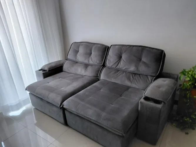 Sofá retrátil com porta copos semi novo, menos de um ano de uso