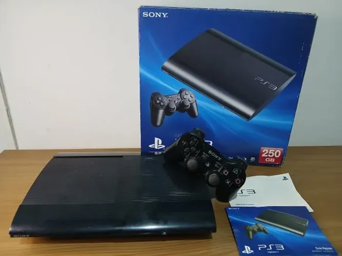 Playstation 3 Super Slim 250GB na caixa Leia