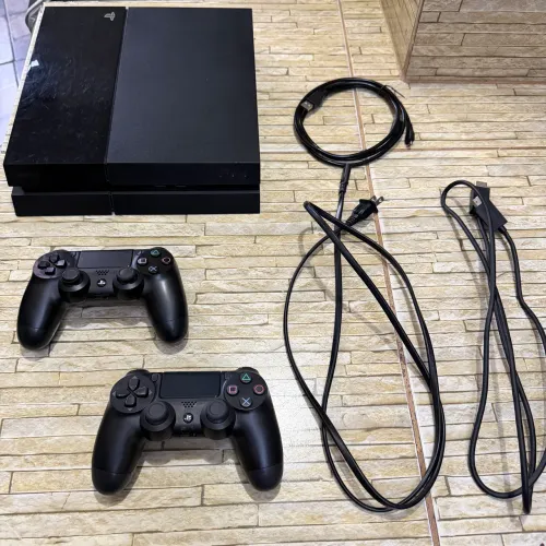 Ps4 com 2 manetes e 2 jogos digitais