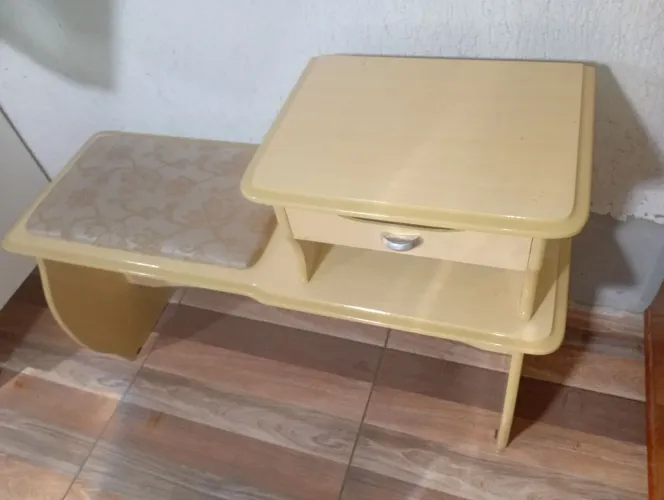 Mesinha de telefone em ótimo estado 