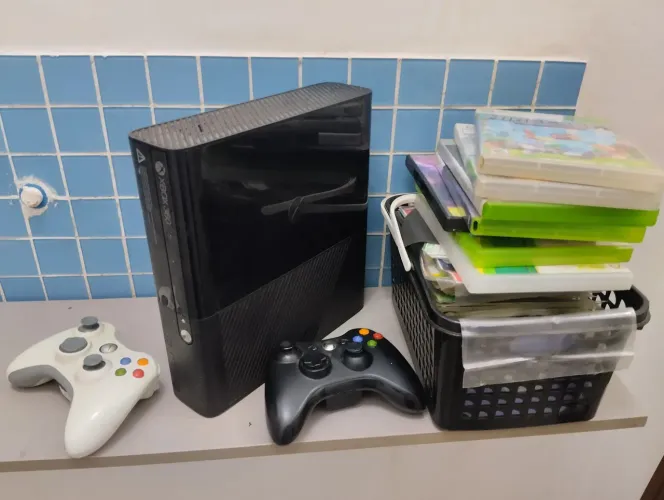 Vendo Xbox 360 desbloqueado com muitos jogos e 2 controles