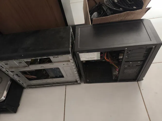 Computador completo com monitor, estabilizador teclado e mouse.