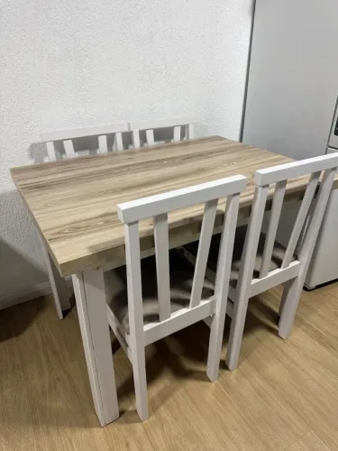 Mesa de jantar 4 lugares quadrada