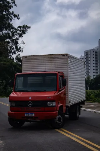 MERCEDES-BENZ 710 PLUS COM BAÚ