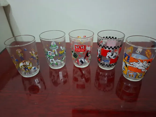 5 copos de requeijão dos anos 90. 3 da coleção Dálmatas e 2 Toy story.