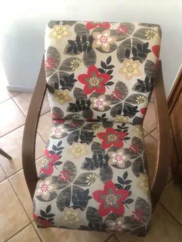 Poltrona simples util para sala e consultorio tecido floral