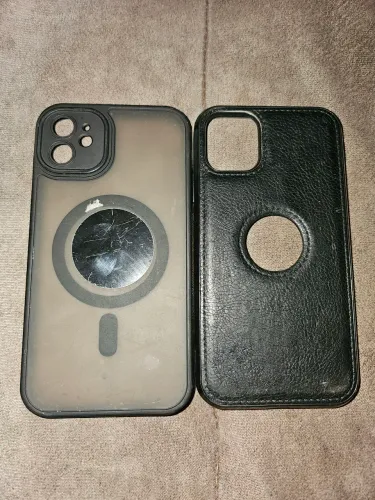 2 capinhas iPhone 11 usada mas novas uma e de couro .