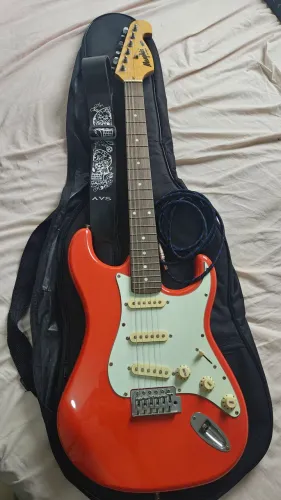 Guitarra Stratocaster Vermelha, com cabo P-10 e faixa de suporte