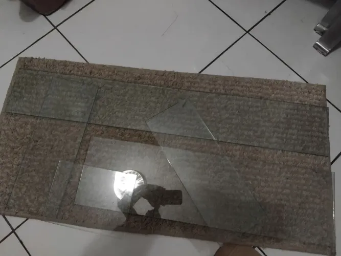 5 prateleiras de vidros e 10 suportes por 50 reais