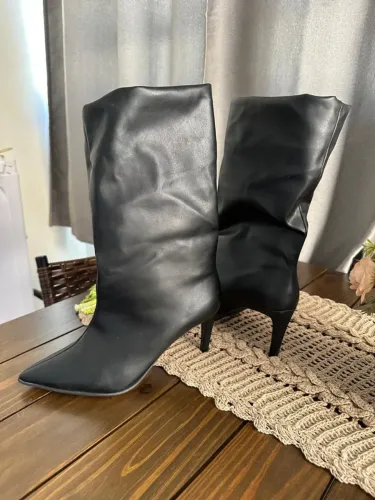 Bota bico fino feminina