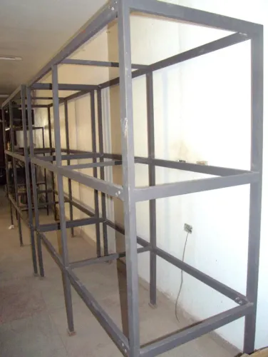 3 Estantes de Ferro altura 2m e 5 cm, comprimento 2m e 20cm, largura 80cm.