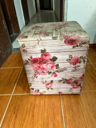 Puffe com decorações rosas