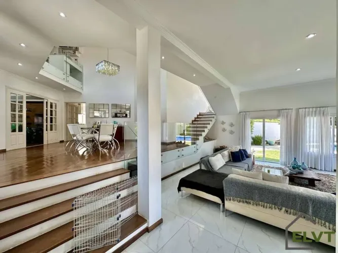 Casa em Condomínio na Granja Viana | 4 Quartos (2 Suítes) e Piscina
