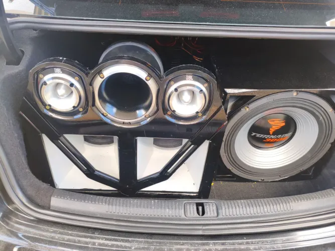 Vendo caixa de  som completo automotivo  com módulos  banda Ice ,  1 sub e 2  médios 