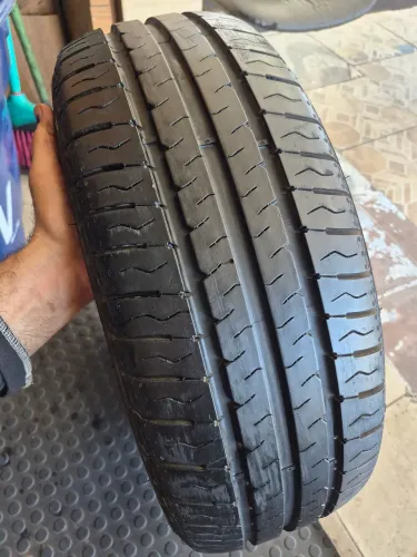 Um pneu 195/60/15 Goodyear semi-novo vulcanizado (230 em 2× no ct