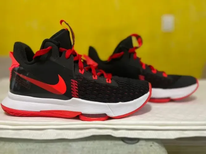 Tênis Nike Lebron Witness 5