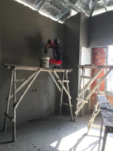 Pedreiro construtor disponível