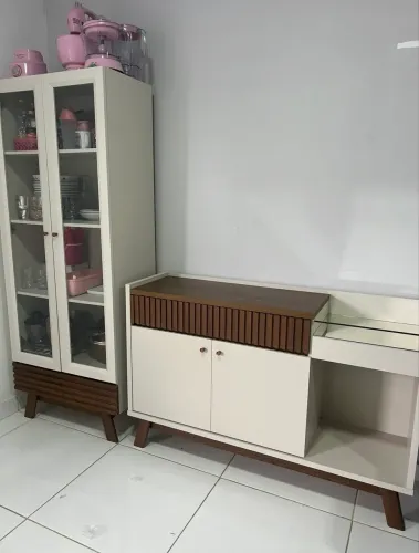 Cristaleira e aparador bem conservados