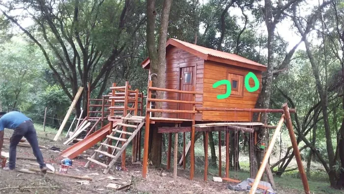 Brinquedos de madeira e casa na árvore