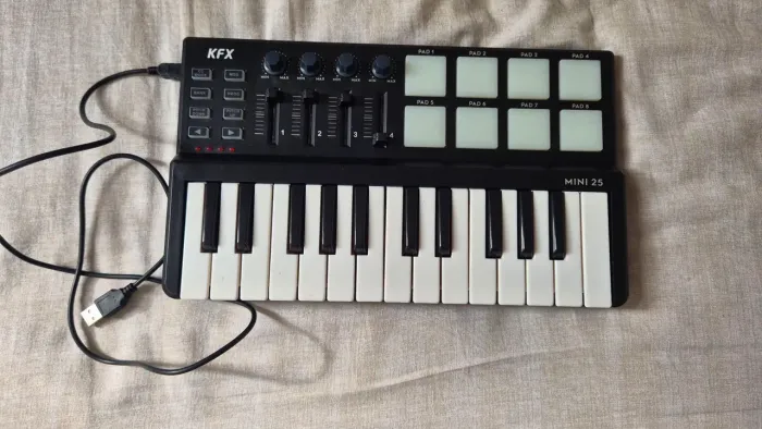 Teclado Controlador MIDI KFX Mini 25 Teclas USB Com Pads