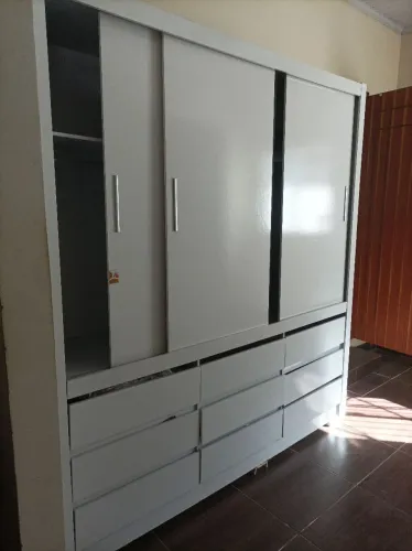 Guarda-roupa espaçoso