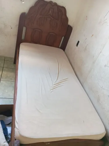 cama de solteiro em madeira