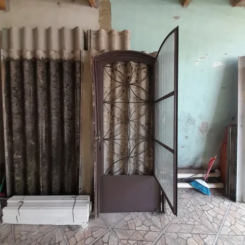 Vende-se porta de ferro 