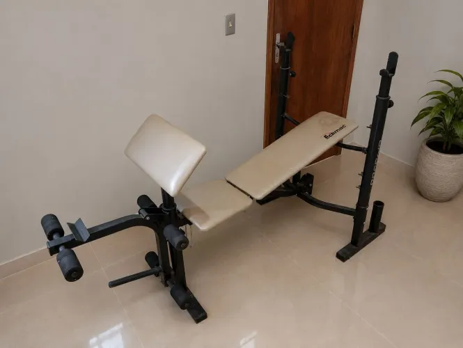 Banco e anilhas para musculação