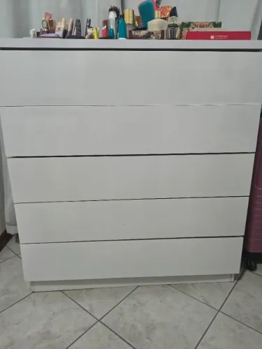 Cômoda branca com 5 gavetas