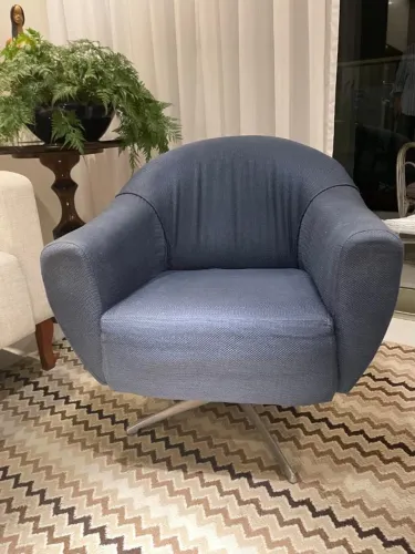 Aparador e poltronas de grife