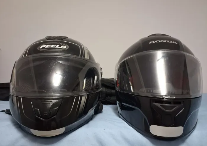 Capacete Peels e Honda. 