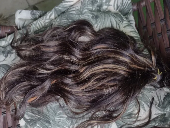 Megahair cabelo humano 50 c  são 2 cabelos um morena iluminada outro preto  