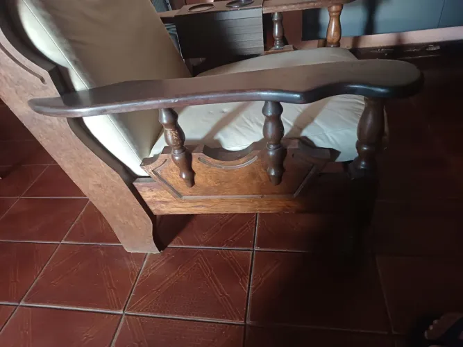 Cadeira de madeira e couro