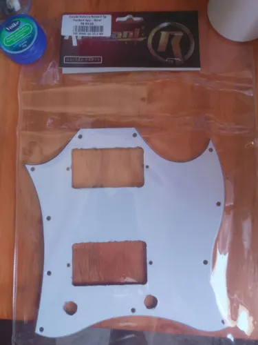 Escudo para guitarra SG está usado