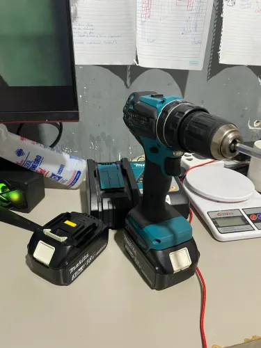 Parafusadeira e Furadeira de Impacto Makita 18V Brushless + 2 Baterias 3.0Ah + Carregador 