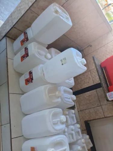 Galões de 5 e 20 litros