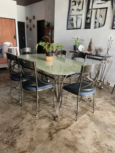 Mesas em ferro trabalhado com tampo de vidro ? mesa de centro, mesa de jantar e aparador