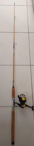 Varas de pesca com molinete
