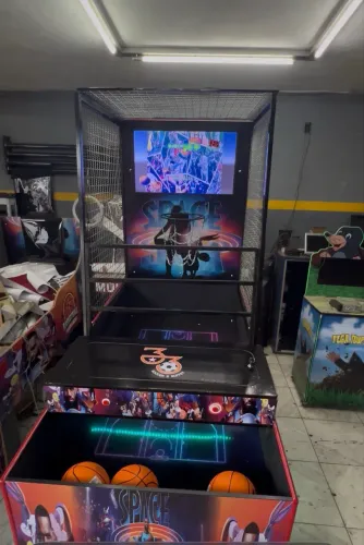 Bastante com placar 32 polegadas e som