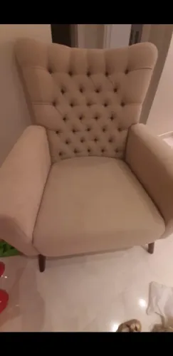 Poltrona em linho nova em capitonê de R$2.890,00 por R$1.499,90
