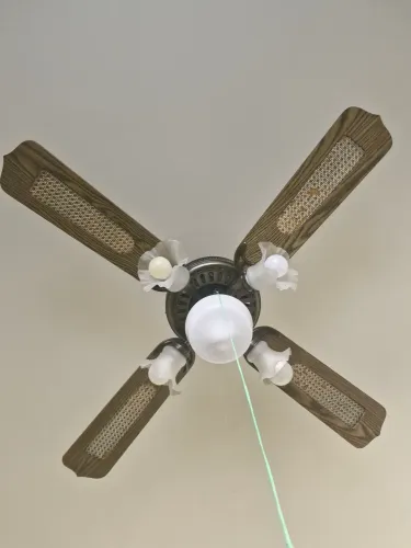 Ventilador de teto com luminária - 4 pás de madeira - ótimo estado.
