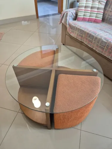 Mesa de centro redonda com tampo de vidro com 2 puffs