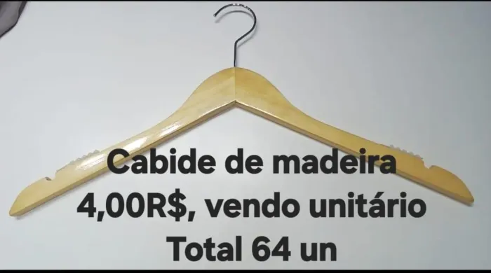 Cabide comum de madeira. Atendimento por whatsapp 019.99357.3855.