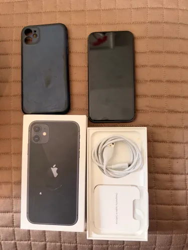 iPhone 11 64gb com um fio na tela